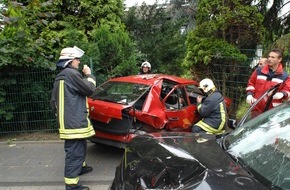 Feuerwehr Essen: FW-E: Verkehrsunfall mit 2 Verletzten
