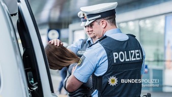 Bundespolizeidirektion München: Bundespolizeidirektion München: Schlägerei größerer Personengruppe - 23-Jährige griff Ladendetektiv an