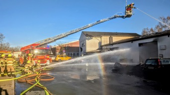 FW Kamen: Werkstattbrand mit erheblichen Folgen