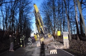 Polizeidirektion Bad Kreuznach: POL-PDKH: Bagger bleibt an Brücke hängen, Vollsperrung K20