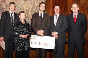 APA - Austria Presse Agentur: Internationaler Journalistenpreis "Writing for CEE" geht an Österreicher Florian Klenk (mit Bild)