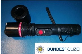 Bundespolizeidirektion Sankt Augustin: BPOL NRW: Bundespolizei beschlagnahmt getarntes Elektroimpulsgerät und Drogen