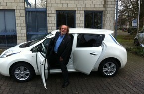 ÖKOWORLD AG: ÖKOWORLD: Alfred Platow "goes electric" und steigt um auf Stromer / Von A nach B im Nissan Leaf mit purem Naturstrom und "Zero Emission" unterwegs (FOTO)