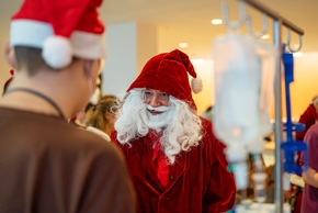 FW Stuttgart: Nikolaus-Aktion der Höhenrettung am Olgahospital - Klinikum Stuttgart