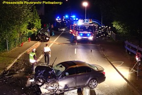 FW-PL: OT-Böddinghausen. Schwerer Verkehrsunfall nach Frontalzusammenstoß mit vier zum Teil Schwerstverletzten, darunter auch zwei Kinder.
