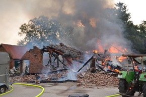 POL-STD: Reetgedecktes ehemaliges Wohn- und Wirtschaftsgebäude durch Feuer vollständig zerstört - 150 Feuerwehrleute im Einsatz - keine Personen und Tiere verletzt - mind. 100.000 Euro Sachschaden