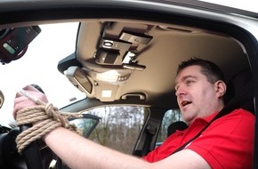 AUTO BILD: AUTO BILD-Test: Hände weg von diesen Freisprechanlagen!