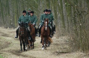Polizei Düsseldorf: POL-D: Landesreiterstaffel Düsseldorf - Reiter(innen) und Pferde trainieren für den Ernstfall - Einladung zum Presse-/Fototermin