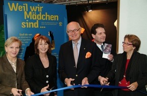 Plan International Deutschland e.V.: Senta Berger eröffnet Erlebnisausstellung in Hannover / Kinderhilfswerk Plan International zeigt Weil wir Mädchen sind ... im Historischen Museum Hannover