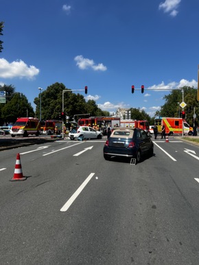 FW-Velbert: Verkehrsunfall mit zwei Pkw am Willi-Brandt-Platz