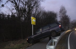 Polizeiinspektion Northeim: POL-NOM: PKW landete unfreiwillig auf der Leitplanke (Bild im Anhang)