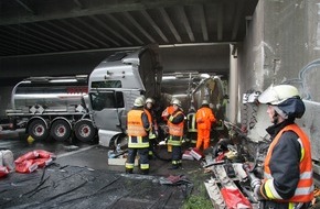 Feuerwehr Essen: FW-E: Tankzug verunglückt, Fahrer und Beifahrer verletzt, maximal 1000 Liter Glykol und unbestimmte Menge Dieselkraftstoff ausgetreten