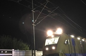 Bundespolizeidirektion München: Bundespolizeidirektion München: Abgerissene Oberleitung - 
Bahnstrecke Regensburg-Nürnberg für fünf Stunden gesperrt