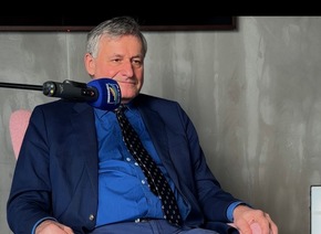 Baden-Württemberg wählt – Radio Regenbogen interviewt alle Spitzenkandidaten im „rosa Schaukelstuhl“