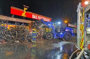 THW Landesverband Hamburg, Mecklenburg-Vorpommern, Schleswig-Holstein: THW HH MV SH: THW unterstützt Räum- und Löscharbeiten bei Großbrand eines Futtermittelhandels in Stockelsdorf (Kreis Ostholstein)