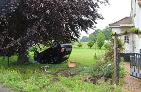 Kreispolizeibehörde Herford: POL-HF: Kontrolle über PKW verloren- Fiat schleudert durch Gartenzaun