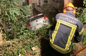 Feuerwehr Stuttgart: FW Stuttgart: Personenrettung aus abgestürztem PKW