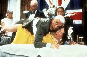 Kabel Eins: The Queen is not(ably) amused: Leslie Nielsen in "Die nackte Kanone" bei kabel eins (mit Bild)