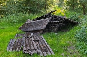 Polizeiinspektion Cuxhaven: POL-CUX: Eternitplatten im Waldweg bei Schiffdorf entsorgt (Lichtbild in der Anlage)