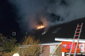 FW-RD: Dachstuhlbrand beschäftigt Feuerwehren in Melsdorf - Zugverkehr behindert
