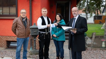 Polizeidirektion Hannover: POL-H: Meilenstein beim Einbruchschutz - Polizeidirektion Hannover übergibt 2000. Plakette der Schutzgemeinschaft Hannover im Netzwerk "Zuhause sicher"