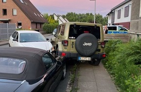 Polizei Bielefeld: POL-BI: Junger Fahrer kollidiert mit geparkten Autos