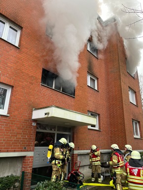 FW Osterholz-Scharm.: Kellerbrand - Feuerwehr rettet 14 Personen