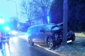 Polizei Düren: POL-DN: Pkw prallt gegen Baum