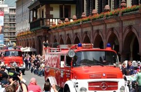 Deutscher Feuerwehrverband e. V. (DFV): "Nostalgie in Rot" als Lindwurm quer durch Leipzig / Historischer Fahrzeugkorso als Abschluss des Deutschen Feuerwehrtages