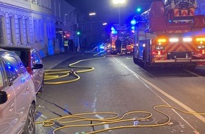 Feuerwehr Velbert: FW-Velbert: Kellerbrand mit ausgedehnter Menschenrettung