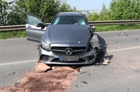 Kreispolizeibehörde Herford: POL-HF: Verkehrsunfall- Mercedes prallt gegen Lkw