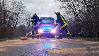FW-EN: Feuerwehr streut Ölspur ab