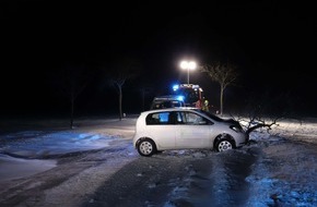 Polizei Paderborn: POL-PB: Verletzte bei Unfällen in Schneewehen - Warnung vor Eisregen