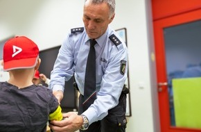 Polizeipräsidium Recklinghausen: POL-RE: Kreis Recklinghausen/ Bottrop: Dunkle Jahreszeit erfordert besondere Vorsicht im Straßenverkehr - Polizei besucht Grundschulen