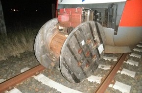 Bundespolizeiinspektion Flensburg: BPOL-FL: Zug fährt in Holzkabeltrommel auf Gleisen - Bundespolizei sucht Zeugen