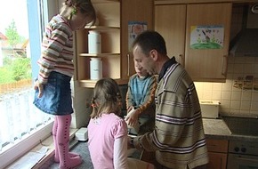 Kabel Eins: Eierkuchenstrumpfhosen, Jägerglück und Zoff um Hase Schnupsi: Folge drei von "Männer allein daheim" - am Montag, 16. Juli 2007, 20.15 Uhr bei kabel eins