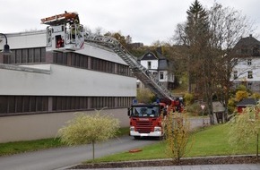 Feuerwehr Lennestadt: FW-OE: Abschlussübung des Einsatzbereichs 3 in Lennestadt - Oedingen