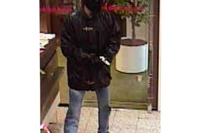 Polizei Rhein-Erft-Kreis: POL-BM: Raubüberfall auf Kressparkasse in Elsdorf-Niederembt am 25.04.2001 / hier: überarbeitetes Foto Nr 1. des Täters