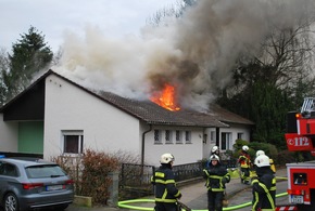 FW-MK: Dachstuhlbrand in Letmathe - eine Person erlitt Brandverletzungen