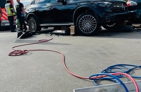 Feuerwehr Essen: FW-E: Verkehrsunfall auf Parkdeck eines Einkaufszentrums - mehrere verletzte Personen