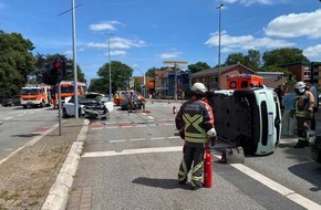 Feuerwehr Norderstedt: FW Norderstedt: Verkehrsunfall im Kreuzungsbereich Segeberger Chaussee / Poppenbütteler Straße