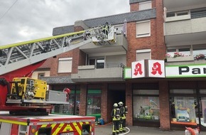 Feuerwehr Dortmund: FW-DO: Rauchentwicklung in Mehrfamilienhaus in Dortmund Wambel - Mehrere Personen über Drehleiter gerettet