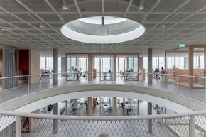 Pressemitteilung - Wichtige Meilensteine erreicht, Stiftungsrat und Wissenschaftlicher Beirat gestärkt: Die FernUni Schweiz ist stolz auf ihre Erfolge