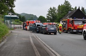 Freiwillige Feuerwehr Olsberg: FF Olsberg: Schwerer Unfall auf B480 in Olsberg - Antfeld