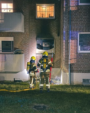 FW-DT: Zimmerbrand - 18 Personen rettungsdienstlich betreut