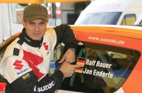 SUZUKI Deutschland GmbH: Ralf Bauer beim Suzuki Rallye Cup / Mit Swift, Charme und Yoga meistert der TV-Star die Schotter-Herausforderung in der Lausitz