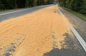Polizei Minden-Lübbecke: POL-MI: Traktor-Gespann verliert Mais auf der L 770