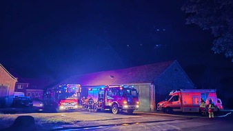 Freiwillige Feuerwehr Werne: FW-WRN: Brennender Holzhaufen auf Landwirtschaftlichen Anwesen in Werne-Horst