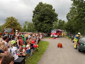 FW Weinheim: Auch bei Regen fasziniert die Freiwillige Feuerwehr großer Besucherandrang auf der Wache Süd