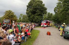 Feuerwehr Weinheim: FW Weinheim: Auch bei Regen fasziniert die Freiwillige Feuerwehr großer Besucherandrang auf der Wache Süd